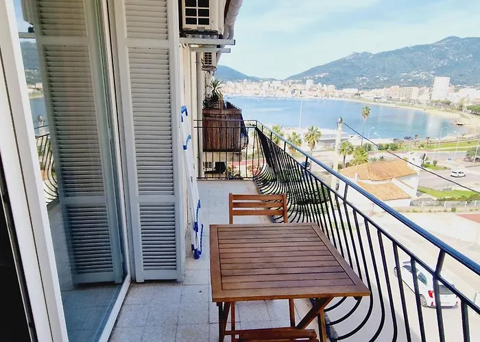 Magnifique Avec Balcon Vue A L'entree D'ajaccio 阿雅克肖